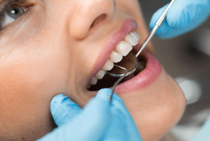 Стоматолог назвал причины потери белизны зубов