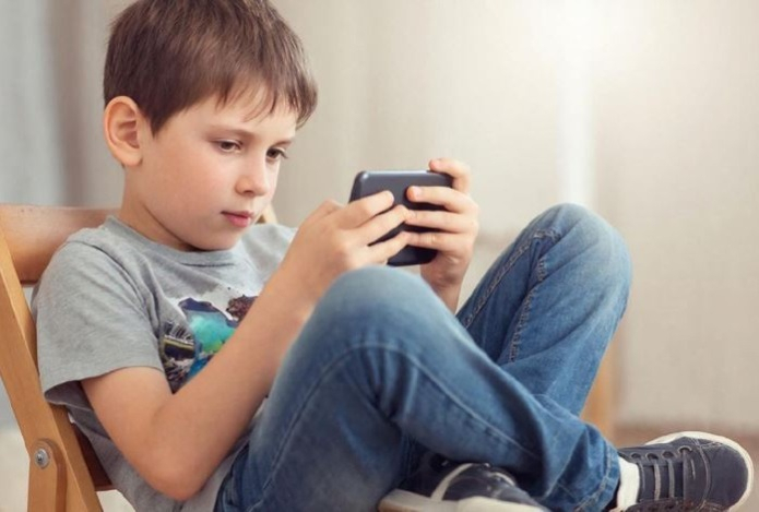 Сколько времени детям можно проводить в телефоне