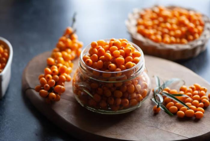 Гастроэнтеролог рассказал, кому нельзя есть облепиху