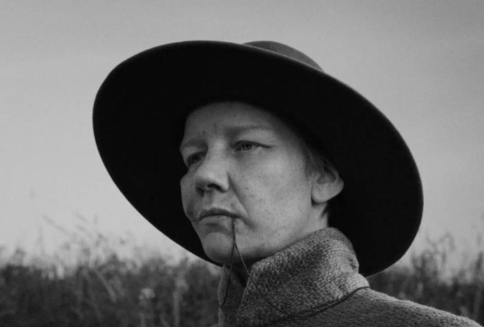 Вышел первый трейлер драмы «Роза» с Сандрой Хюллер в главной роли. Видео