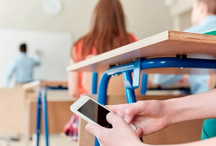 Школьникам хотят запретить смартфоны даже на переменах