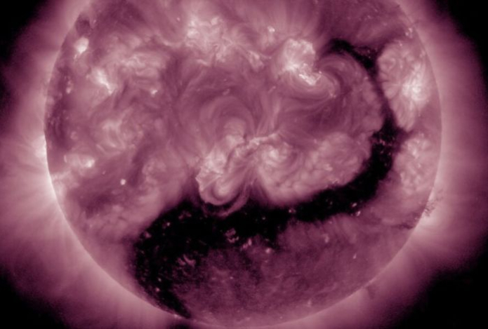 Солнце удивило корональной дырой, похожей на дракона