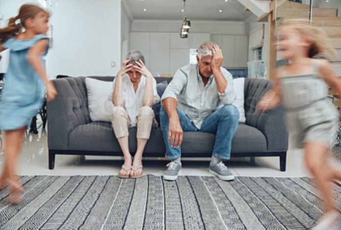 Почему ежедневный уход за внуками может ударить по здоровью бабушек