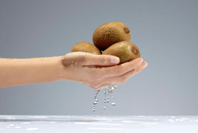 Не чистите киви — врач объяснил, почему его стоит есть с кожурой