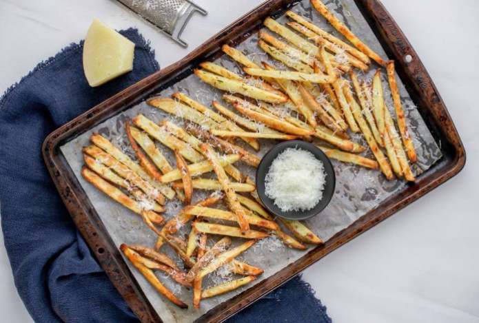 Хрустит без масла — как приготовить полезную «картошку фри» в духовке