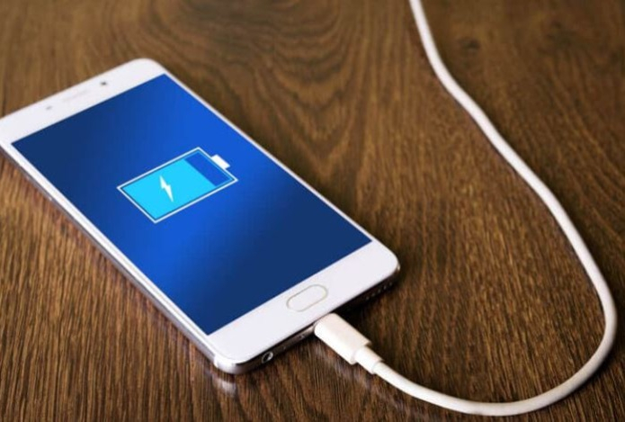 Когда зарядка телефона ночью ускоряет износ батареи