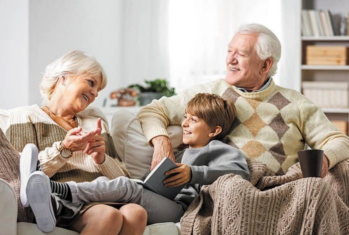Можно ли бабушкам и дедушкам баловать внуков? Ответ психолога