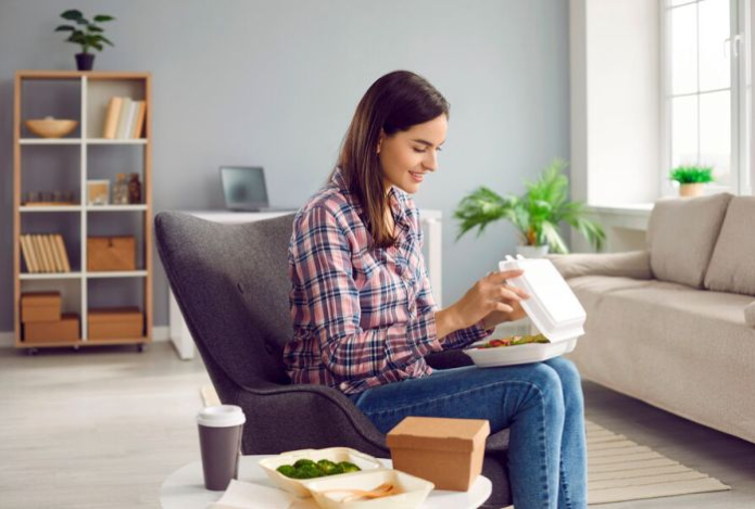 Гастроэнтеролог предупредила о скрытой опасности еды быстрого приготовления