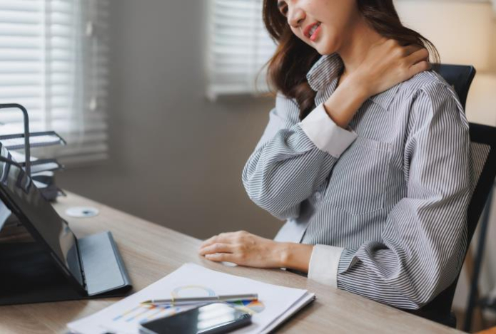 Опасный «щелчок» — чем может закончиться привычка хрустеть шеей