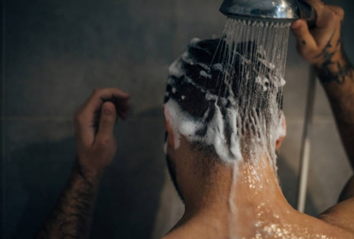 Можно ли мыть голову во время болезни — ответ специалистов