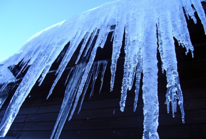 Чем может грозить удар льдиной с крыши и когда стоит обратиться к врачу