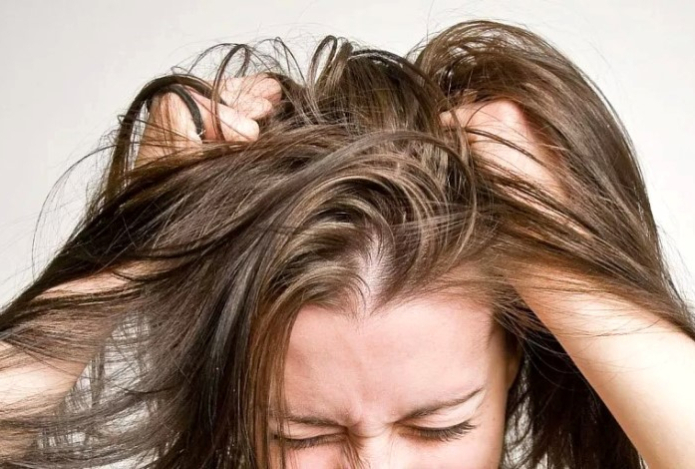 Врач назвал неочевидные причины зуда кожи головы
