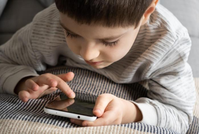 Сколько времени казахстанские дети проводят в Roblox и TikTok