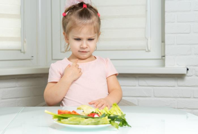 Ребенок не любит овощи? Диетолог объяснила, почему это нормально