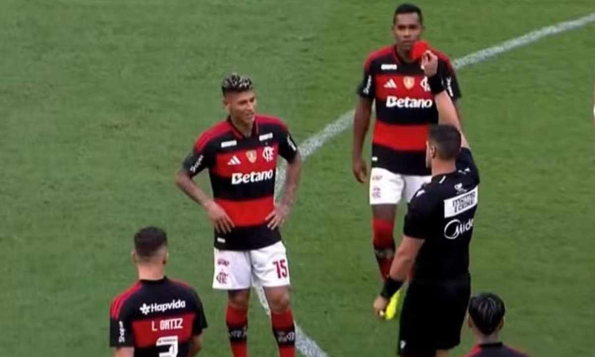 Судья удалил футболиста через 20 минут после фола. Видео