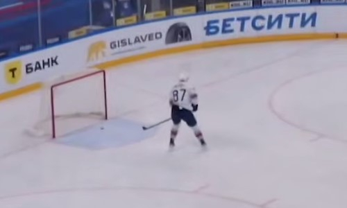 Хоккеист сборной Казахстана спас команду после курьезного автогола в КХЛ. Видео