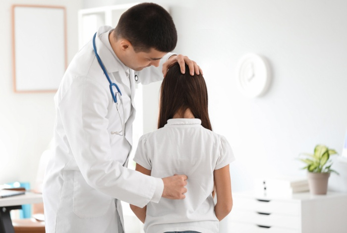 Какие причины возникновения сколиоза у детей