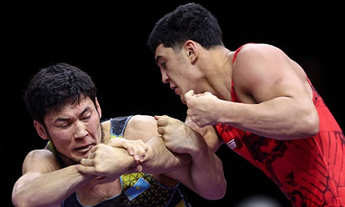 Казахстан лишил Узбекистан медали на топовом турнире по борьбе