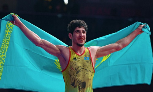 Казахстанский борец разгромил американца в битве за медаль на престижном турнире