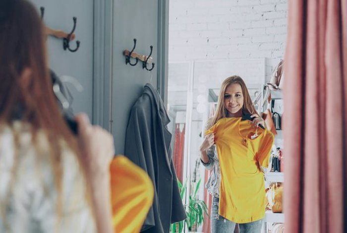 Микробиолог предупредила об опасных инфекциях при примерке одежды