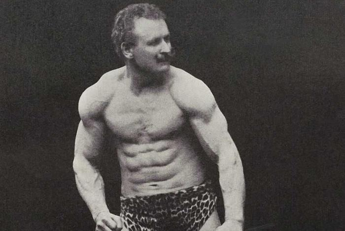 Мог удержать на груди рояль с оркестром и создал бодибилдинг. История Евгения Сандова