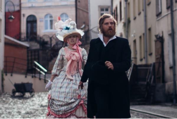 Появился первый кадр фильма про Достоевского «Идиот(ы)» с Джонни Флинном и Эйми Лу Вуд в главных ролях. Фото