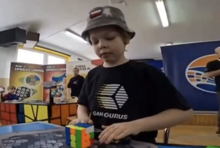 Девятилетний мальчик собрал кубик Рубика за две секунды