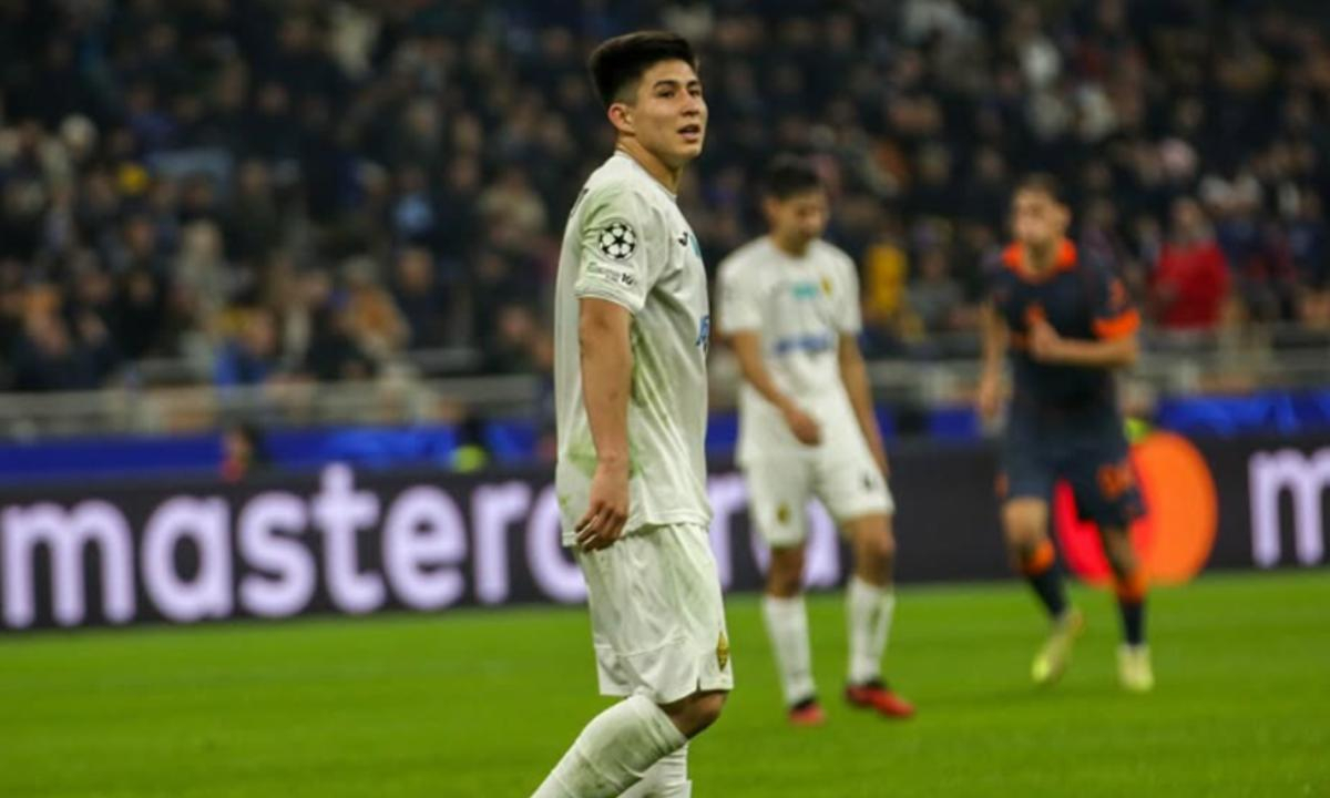 Летом Сатпаев отправится в «Челси», но там уже очередь из нападающих. Даже статус резервиста для Дастана под большим вопросом