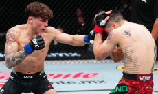 Экс-чемпион неожиданно проиграл замене казахстанца в главном бою турнира UFC