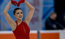 Камилу Валиеву сняли на фото во время прогулок по Шанхаю