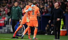 Вратаря заменили на 17-й минуте после двух «привозов» в плей-офф Лиги Чемпионов. Видео