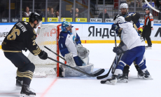 «Барыс» пропустил шесть шайб и проиграл последней команде конференции КХЛ