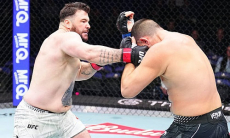 Нокаутом в первом раунде закончился бой тяжеловесов в UFC. Видео