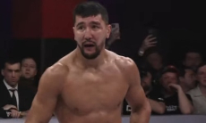 Судейским решением закончился поединок казахского бойца за титул