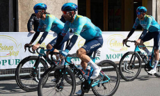 Гонщик «Астаны» держится в лидерах многодневки в Италии