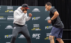 Тренер звезд UFC из США посетил матч КПЛ. Фото