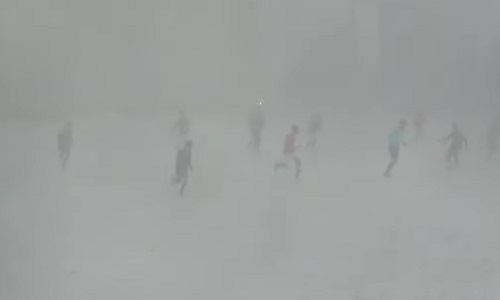 Суровые условия прервали матч футбольных команд в Казахстане. Видео