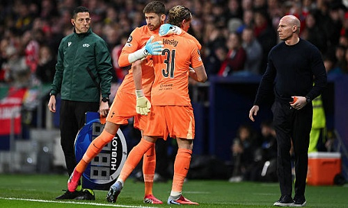 Вратаря заменили на 17-й минуте после двух «привозов» в плей-офф Лиги Чемпионов. Видео