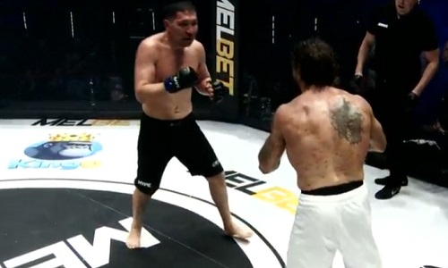 Казахстанец провел бой-реванш спустя десять минут после нокаута