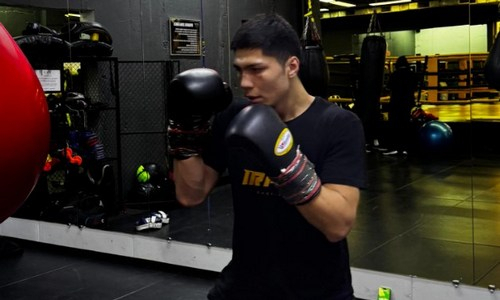 «Пощады не будет». Казахстанский боксёр ответил на угрозы непобеждённого соперника