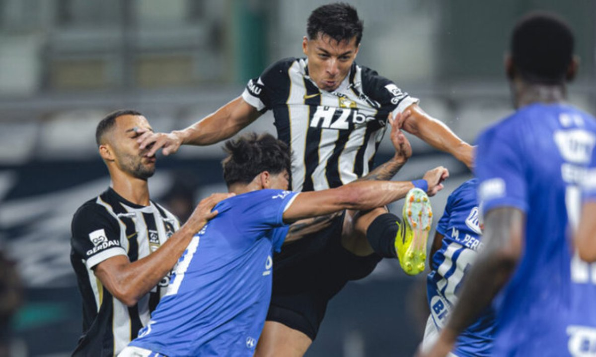 Экс-одноклубники Нуралы Алипа попали в драку в матче с 23 красными карточками. Видео