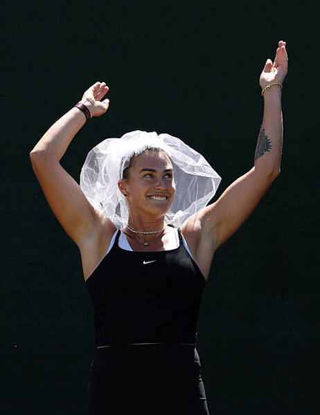 Арина Соболенко удивила свадебной фатой на тренировке в Индиан-Уэллсе. Фото