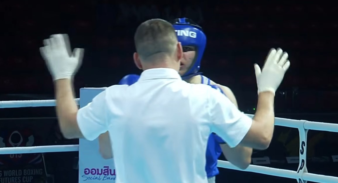 Казахстанский боксёр в первом раунде нокаутировал соперника и выиграл медаль