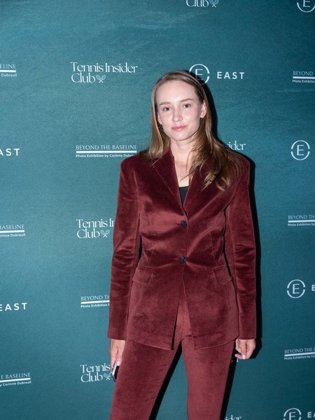 Елена Рыбакина в стильном образе появилась на турнире в Майами