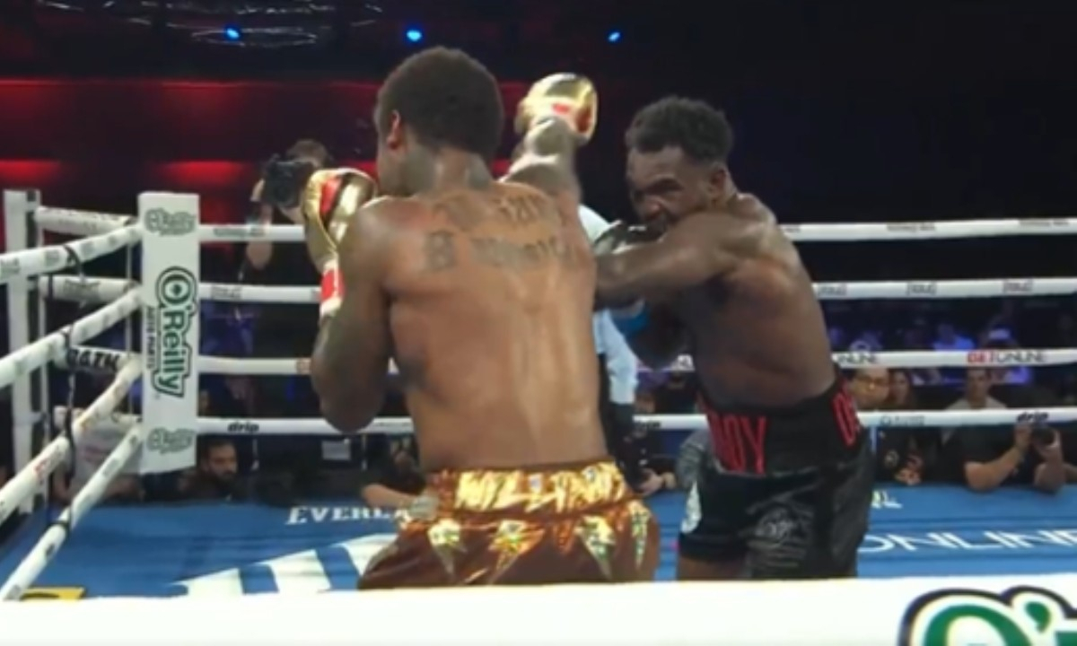 Разгромом обернулся бой за титул чемпиона мира в весе Жанибека Алимханулы. Видео