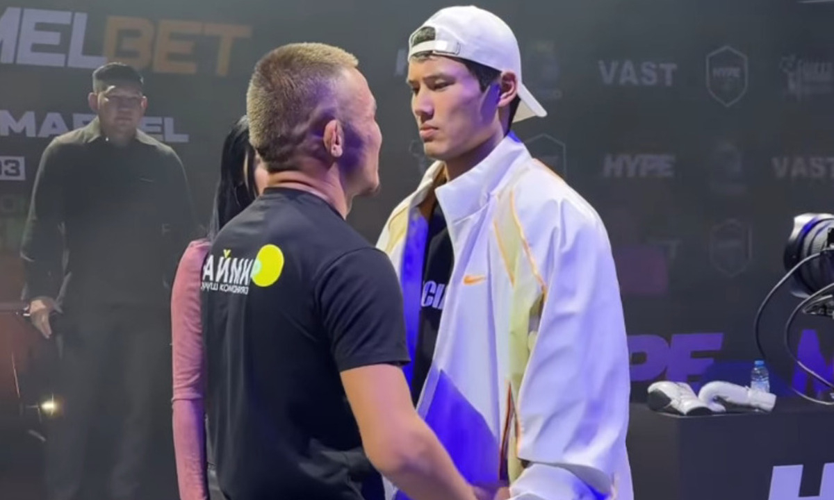 Еркебулан Токтар провел дуэль взглядов перед боем в Европе. Видео