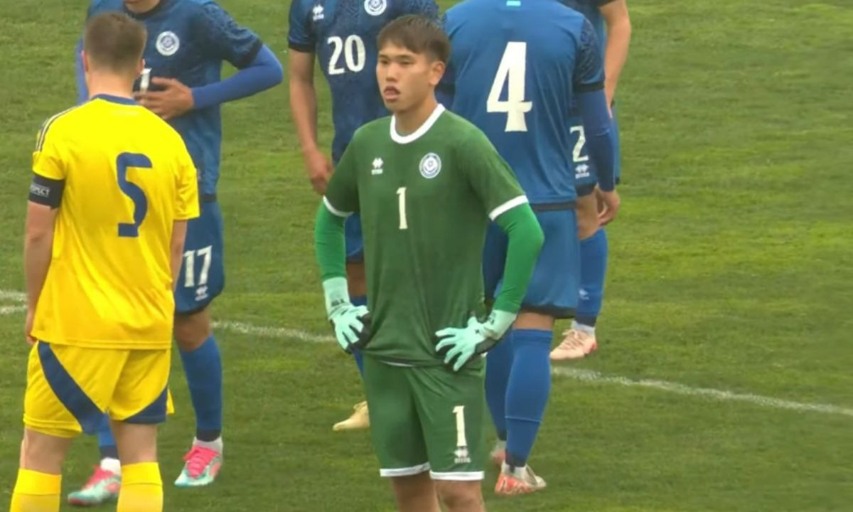 Шерхан Калмурза удален на 30-й минуте ключевого матча Казахстана. Видео