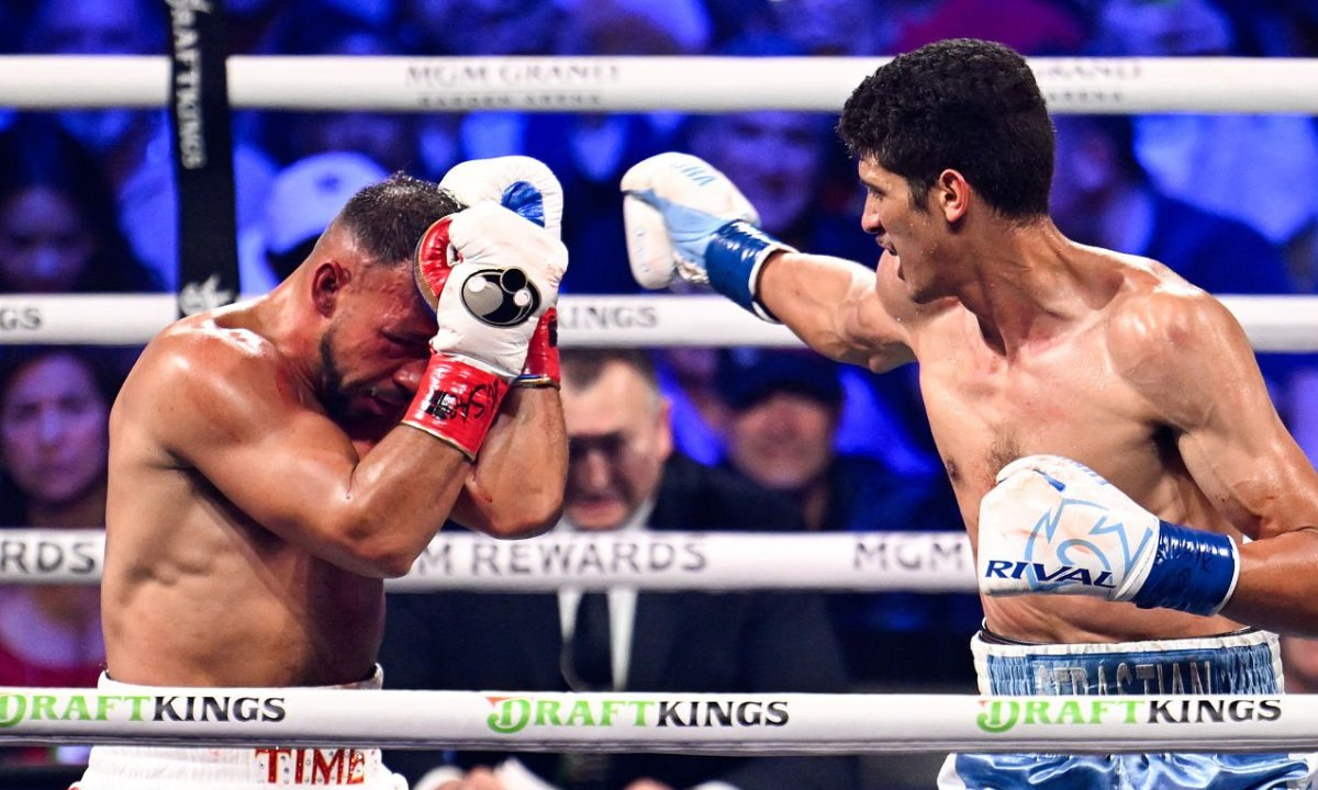 Главный бой вечера бокса в США за титул WBC обернулся избиением и нокаутом. Видео