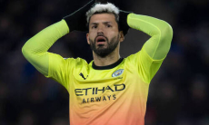 Легендарный нападающий АПЛ получил серьезную травму и был унесен с поля. Видео