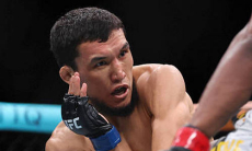 Казахстанского бойца официально лишили первой победы в UFC